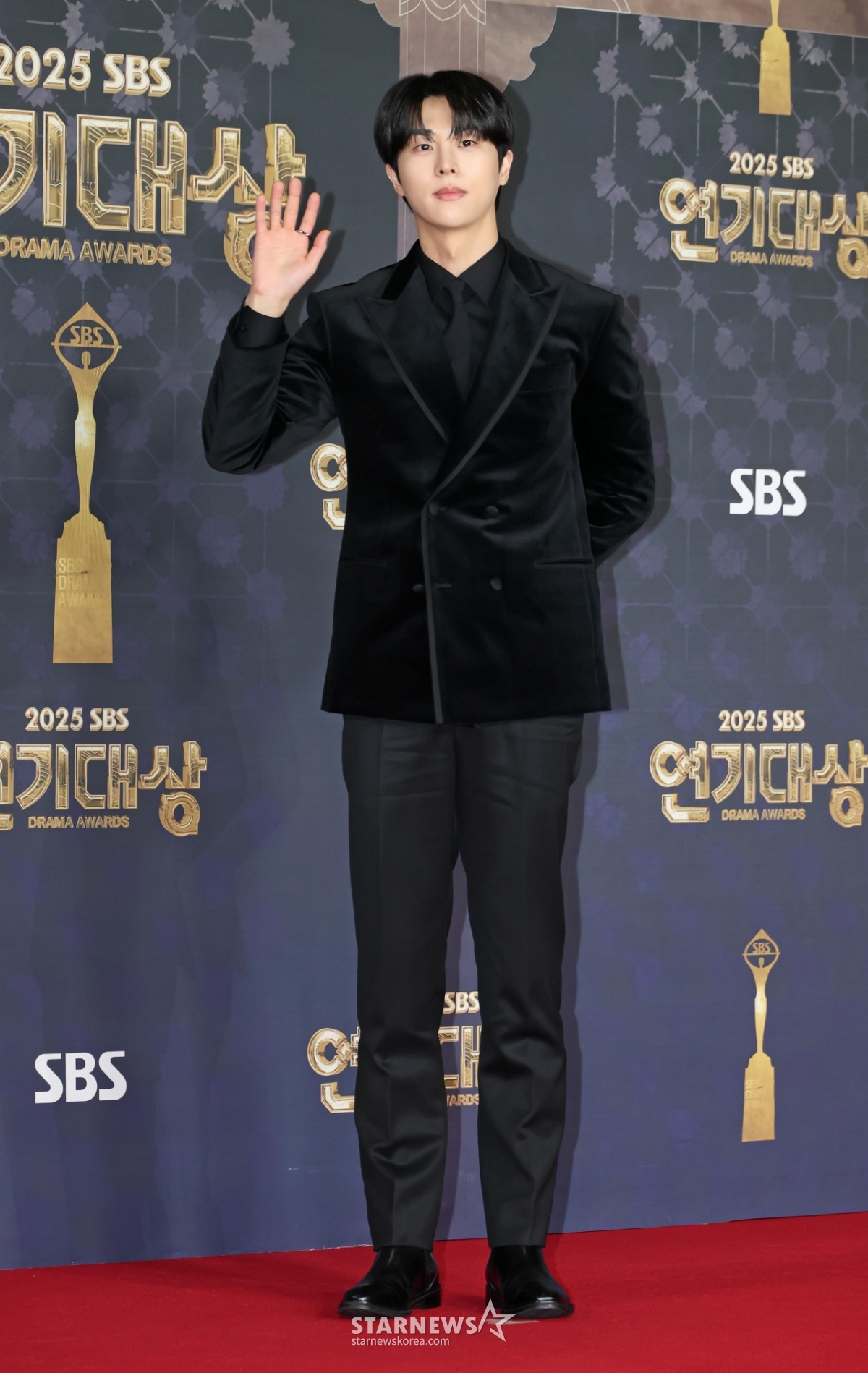 김무준 '여심 잡는 손인사'[★포토]