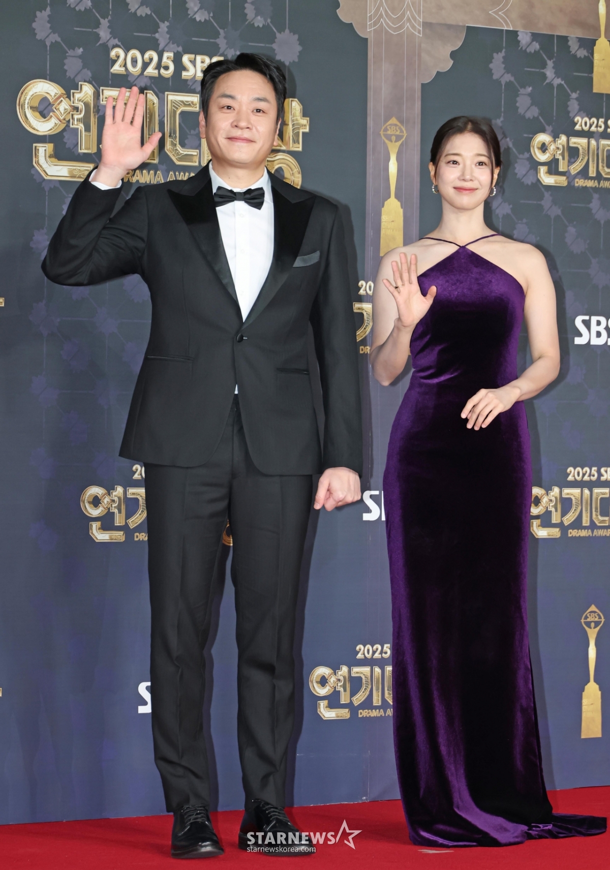 이성욱-임세미 '다정한 손인사'[★포토]