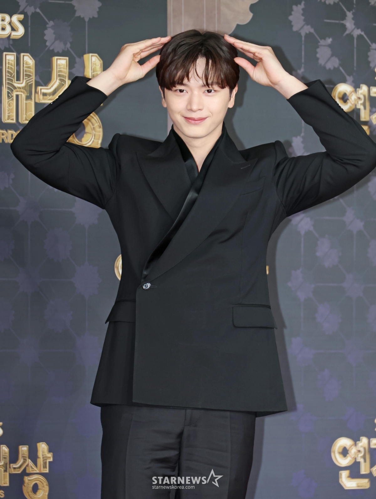 육성재 '포즈는 깜찍하게'[★포토]