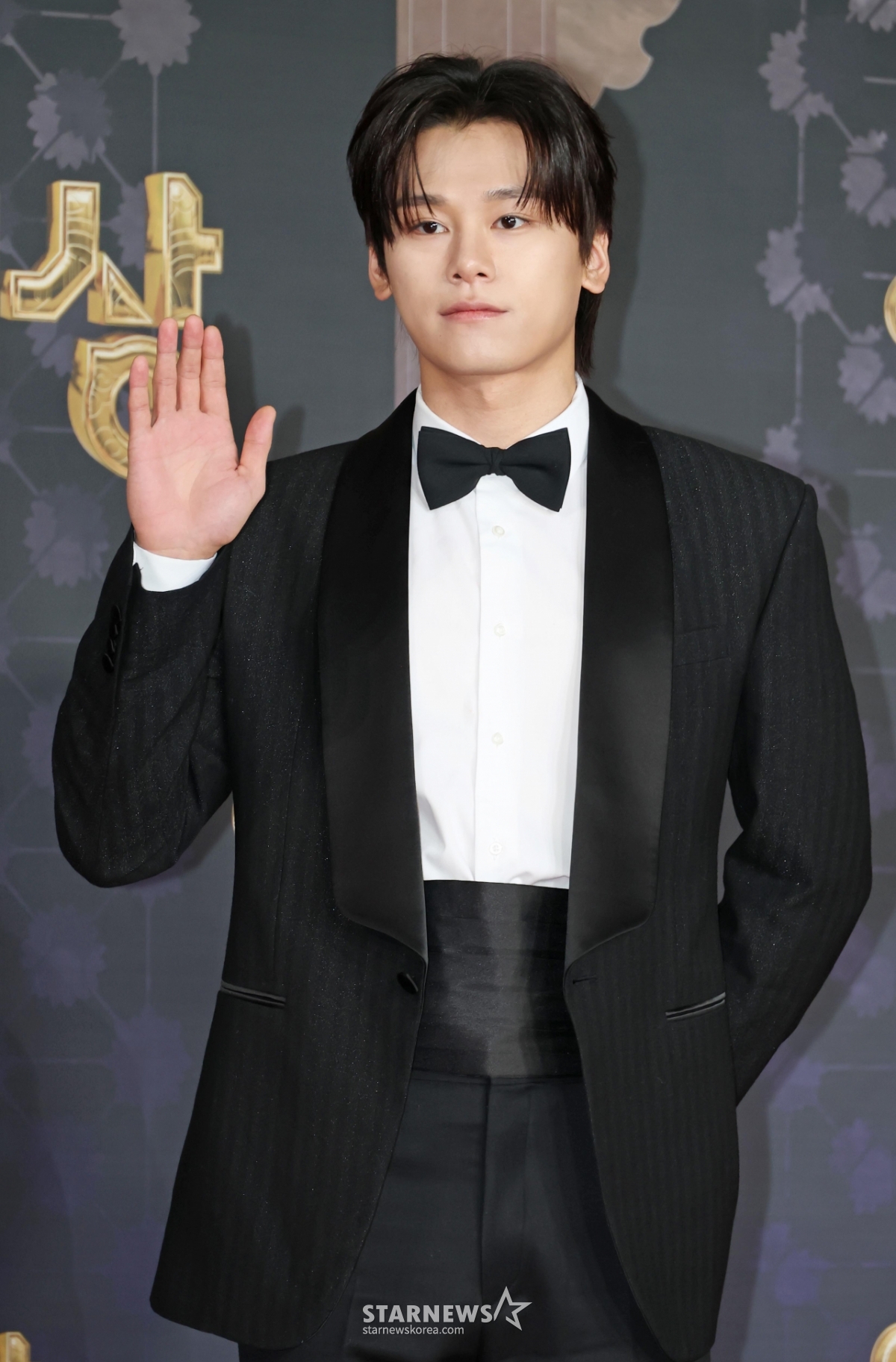 차우민 '시크한 손인사'[★포토]