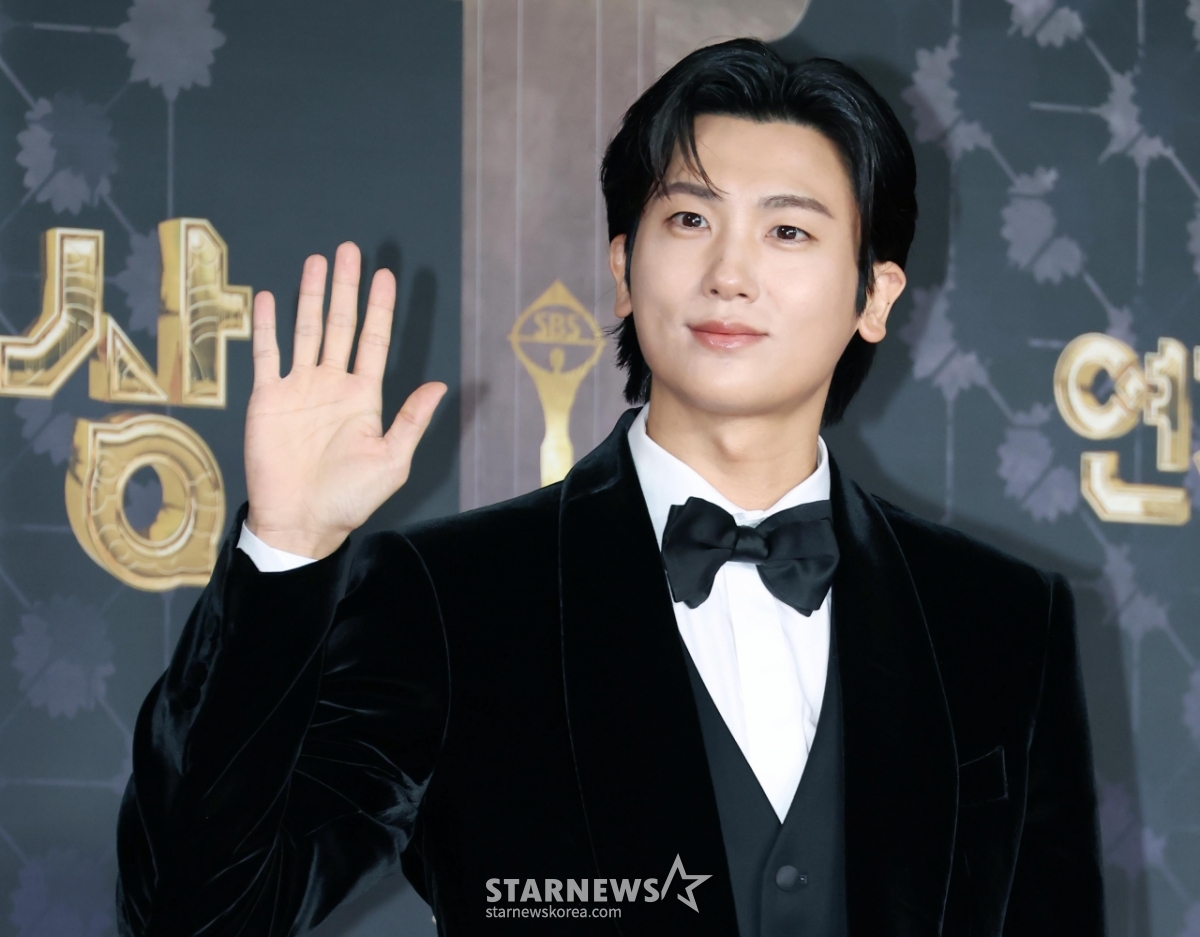 박형식 '여심 잡는 손인사'[★포토]