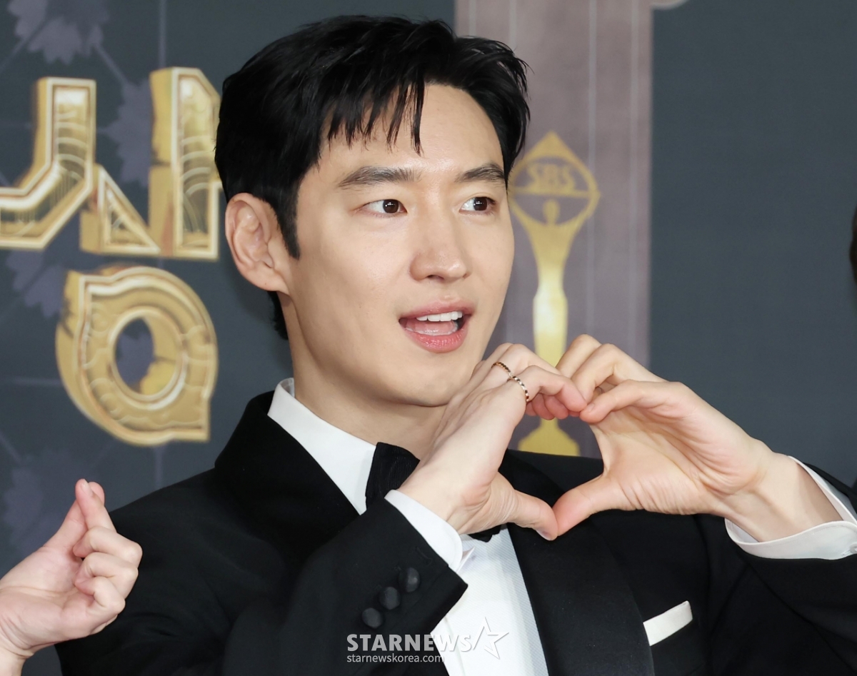 이제훈 '김도기의 손하트'[★포토]