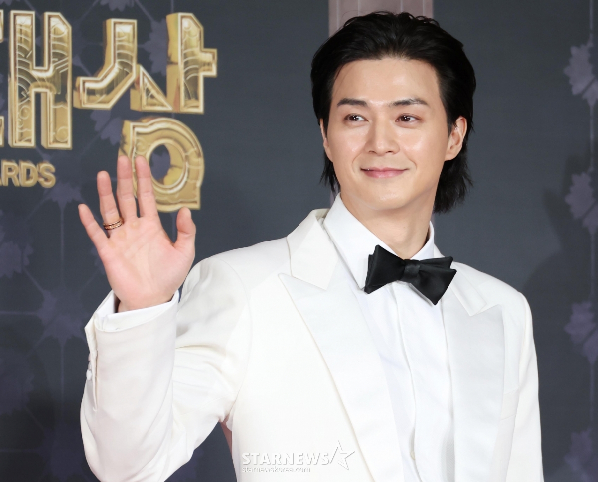 김지훈 '여심 잡는 손인사'[★포토]