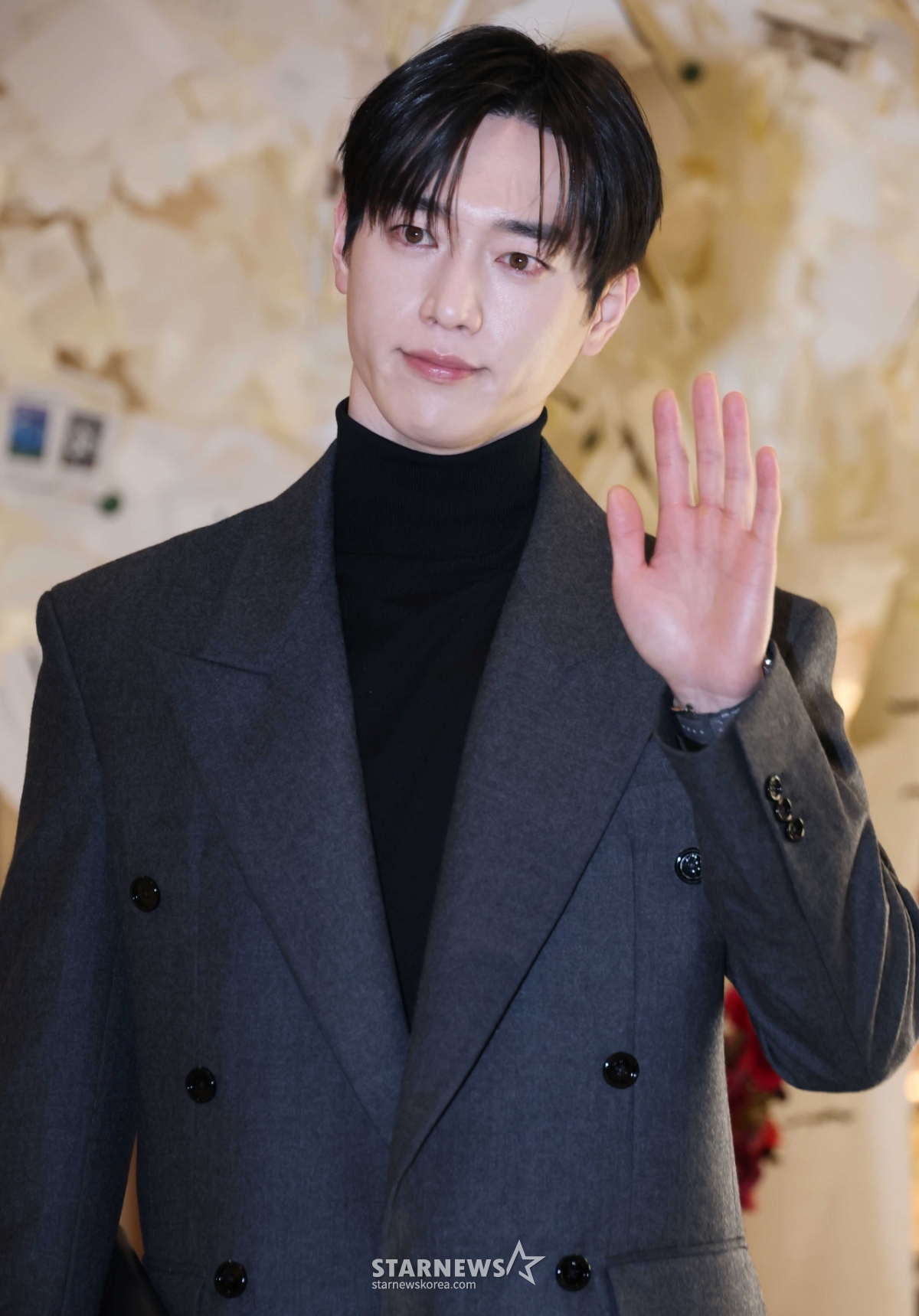 서강준 '완벽한 손인사'[★포토]