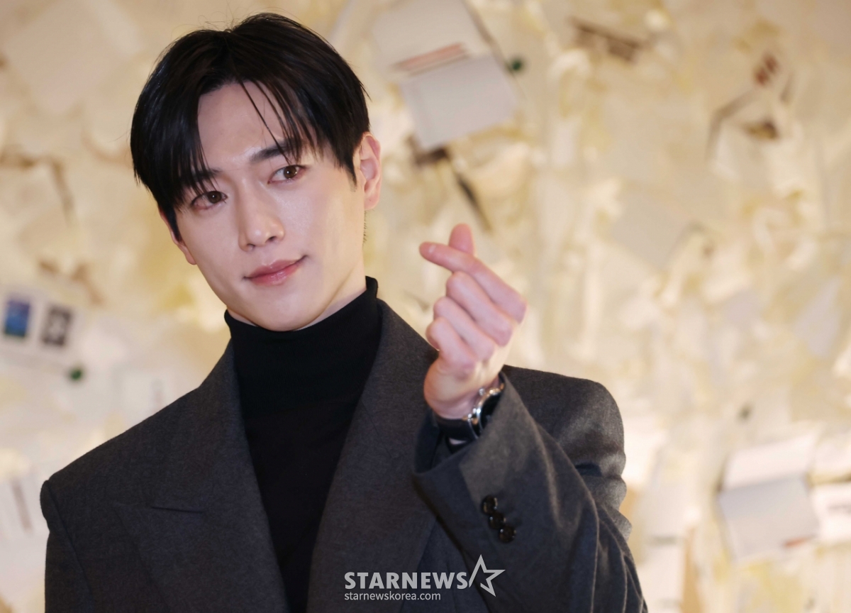 서강준 '여심 잡는 손하트'[★포토]