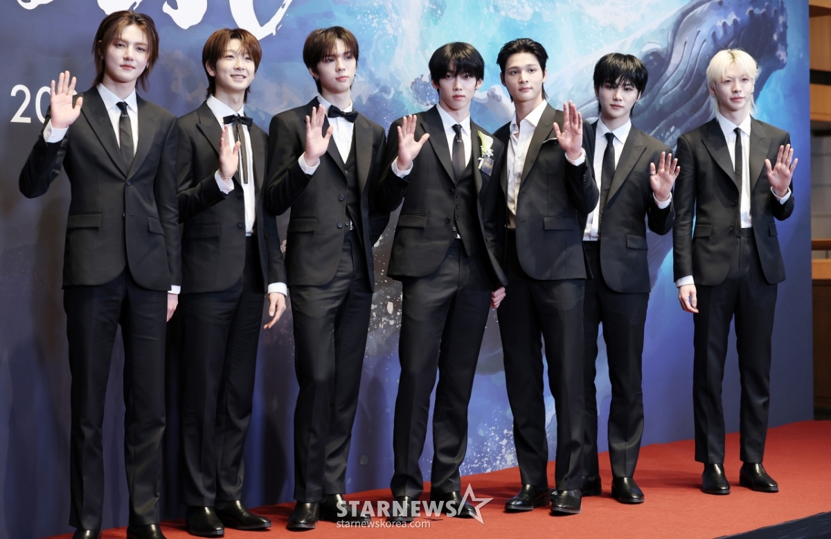 앰퍼샌드원, 올블랙 수트로 깔끔하게[★포토]