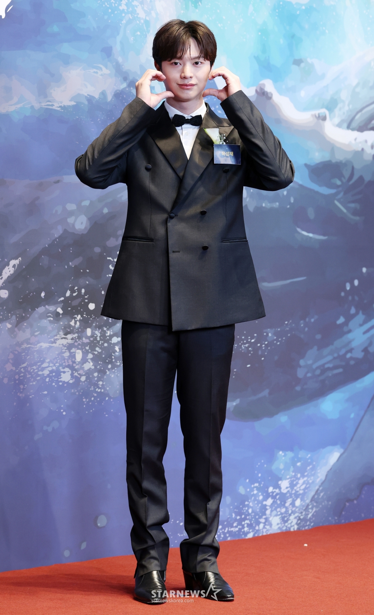 육성재, 젠틀 수트에 귀여움 더하기[★포토]