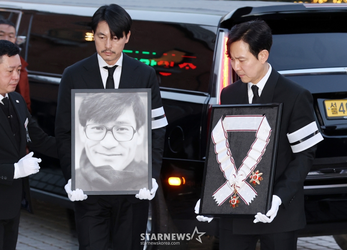 故 안성기 영정과 금관문화훈장[★포토]