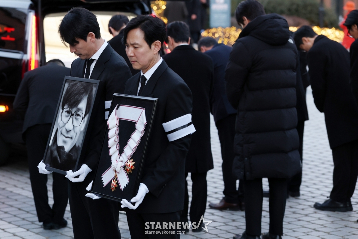 장례 미사 들어서는 故안성기 영정과 훈장[★포토]