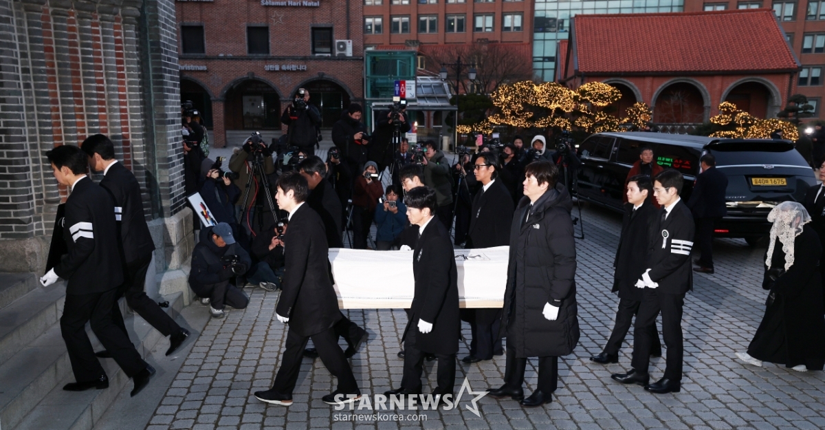 배우 故안성기 운구[★포토]