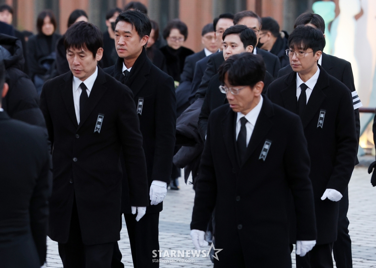 고인 운구 맡은 동료 배우들[★포토]