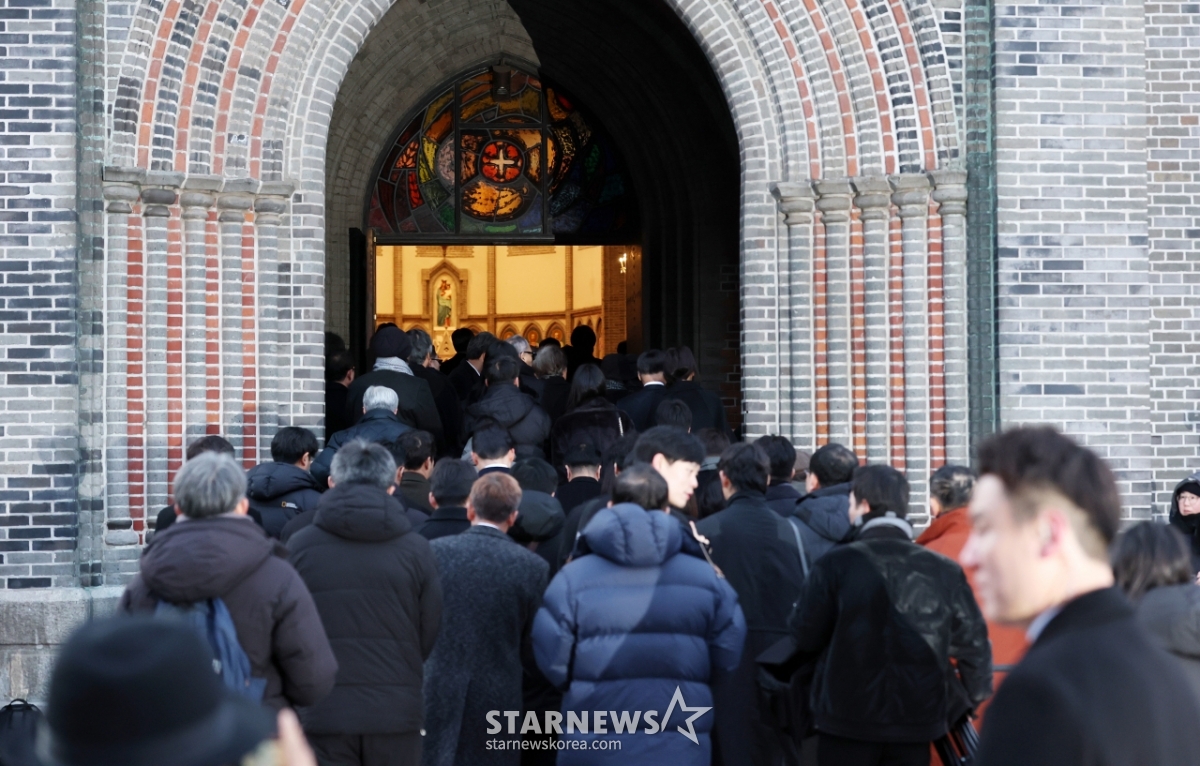 명동성당에서 엄수되는 故안성기 장례 미사[★포토]