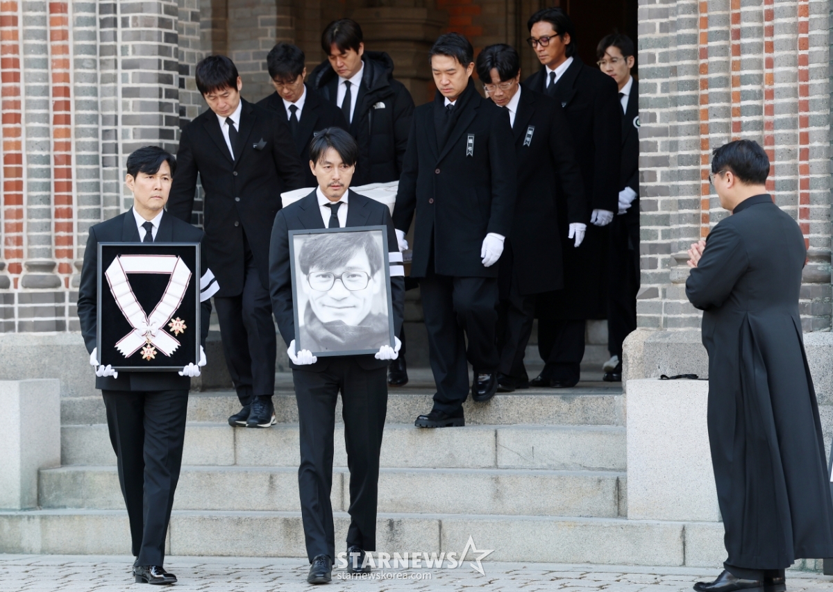 배우 故안성기 운구 행렬[★포토]