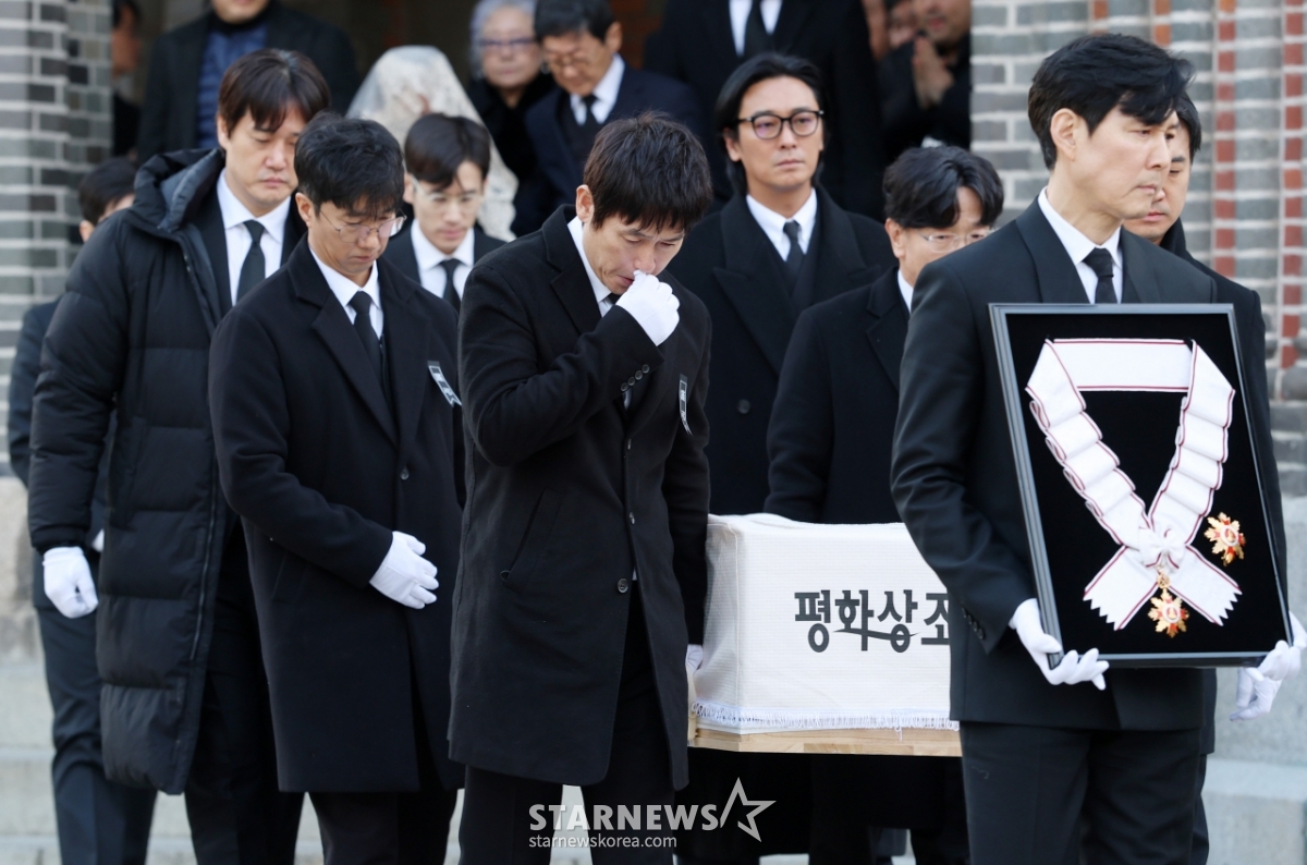 故안성기 장례미사, 슬픔에 잠긴 동료배우들[★포토]