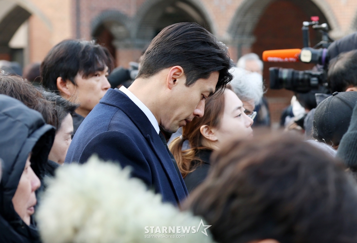 故안성기 장례미사 참석한 현빈[★포토]