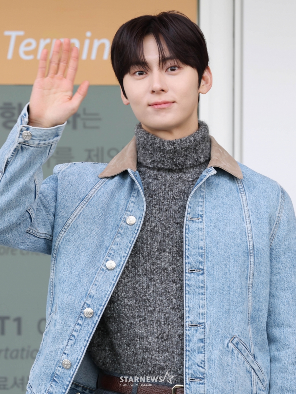 황민현 '스윗한 인사' [★포토]