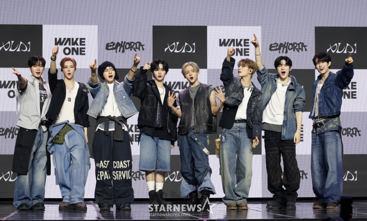 알파드라이브원 '데뷔 축하해주세요'[★포토]