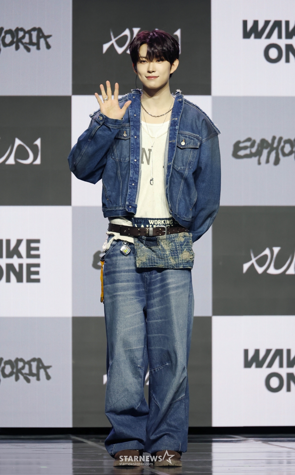 알파드라이브원 건우 '사랑스런 손인사'[★포토]