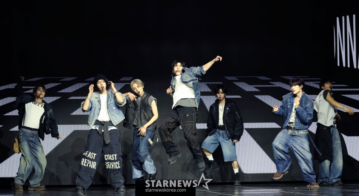 알파드라이브원 '힘 넘치는 데뷔 무대'[★포토]