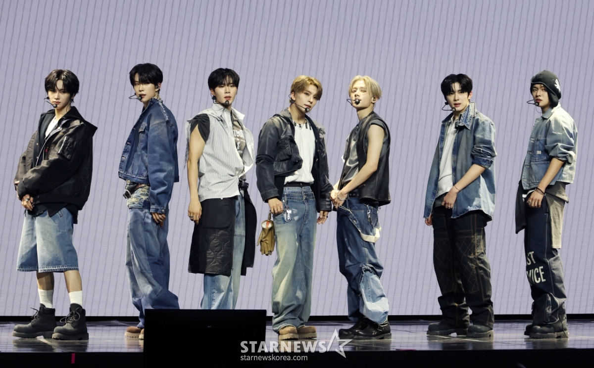 알파드라이브원 '완벽한 데뷔 무대'[★포토]