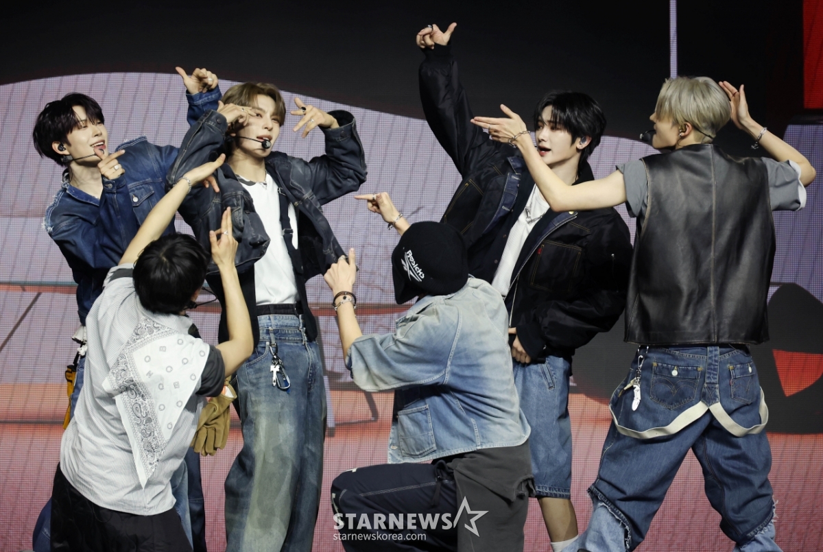 알파드라이브원 '화려한 퍼포먼스'[★포토]