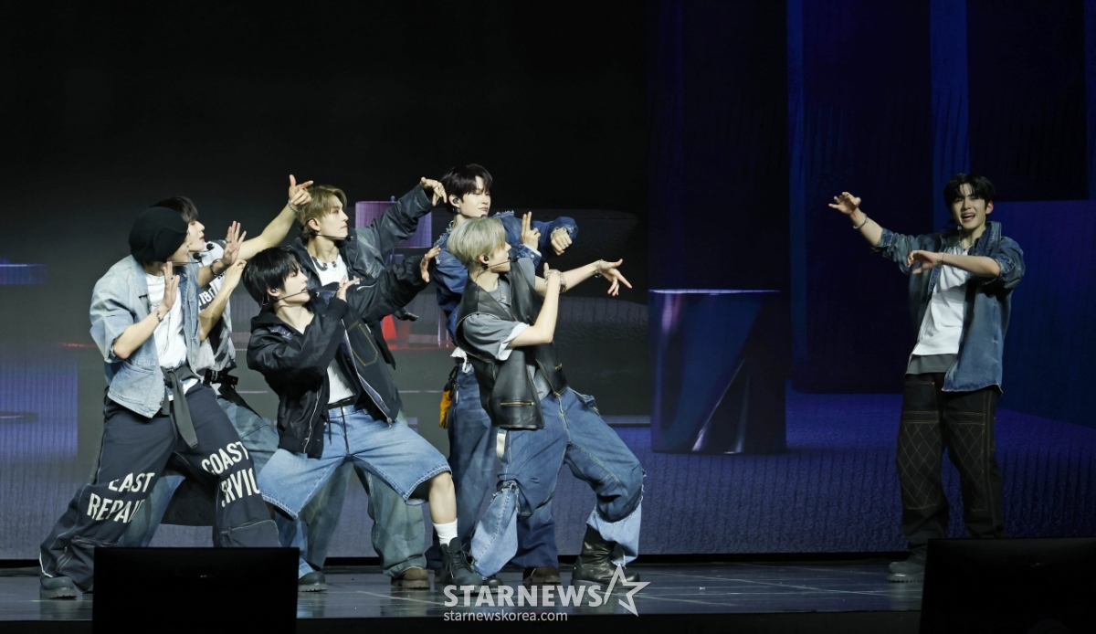 알파드라이브원 '남다른 데뷔 무대'[★포토]