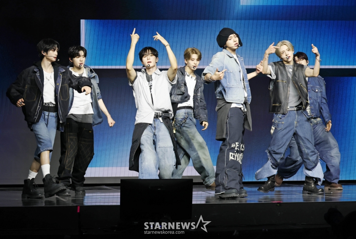 알파드라이브원 '빛나는 데뷔 무대'[★포토]
