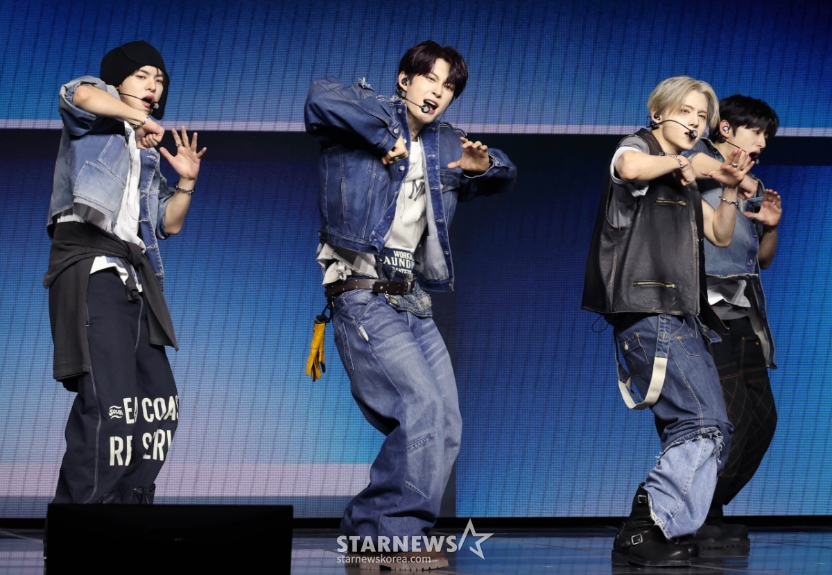 알파드라이브원 '강렬한 데뷔 무대'[★포토]