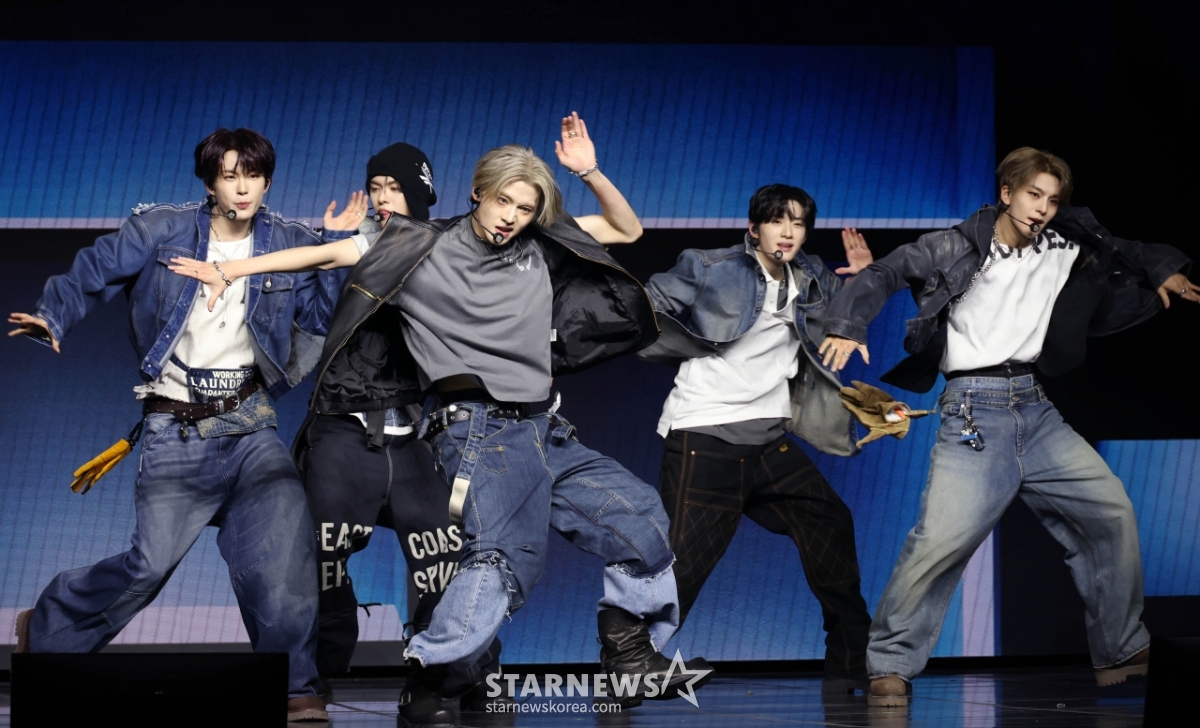 알파드라이브원 '완벽한 데뷔 퍼포먼스'[★포토]