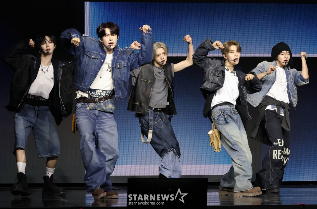 알파드라이브원 '데뷔무대는 신나게'[★포토]