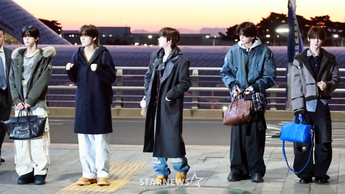 투어스 '여명과 함께 출국'[★포토]