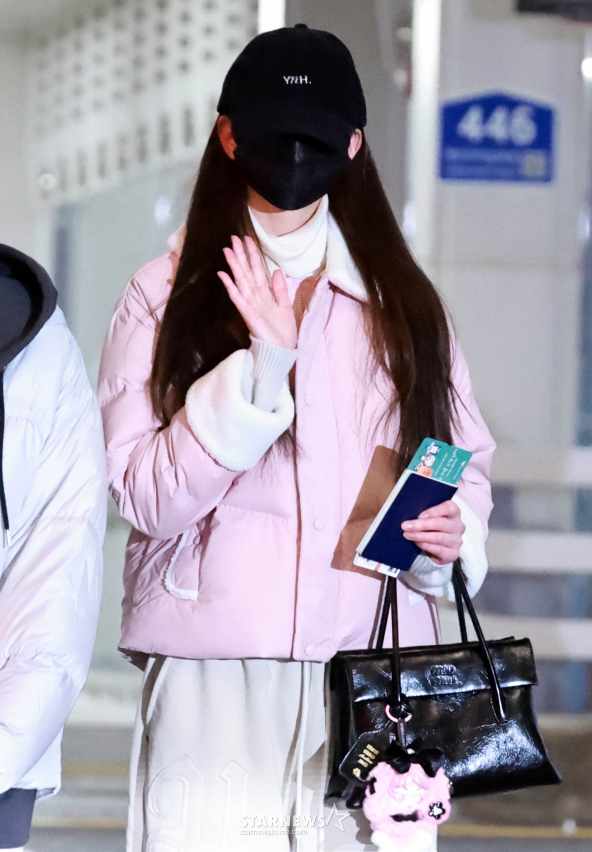 아이브 장원영 '핑크빛 인사' [★포토]