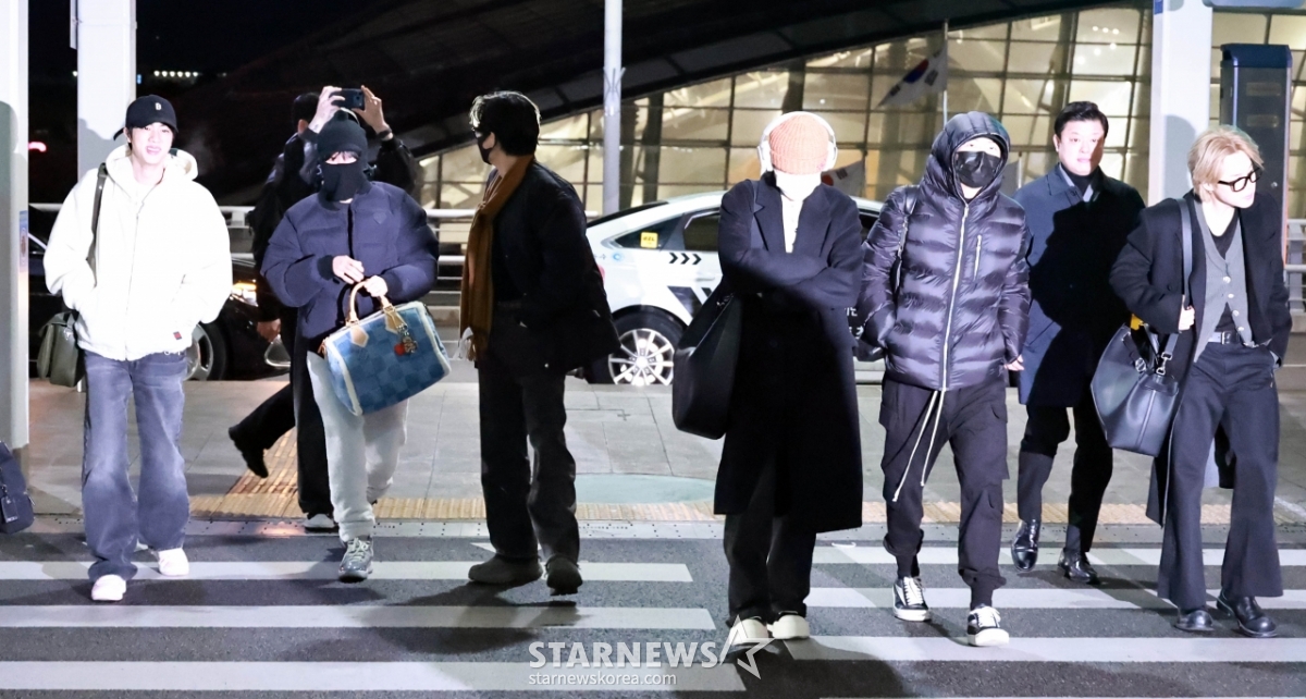 완전체로 출국하는 BTS[★포토]