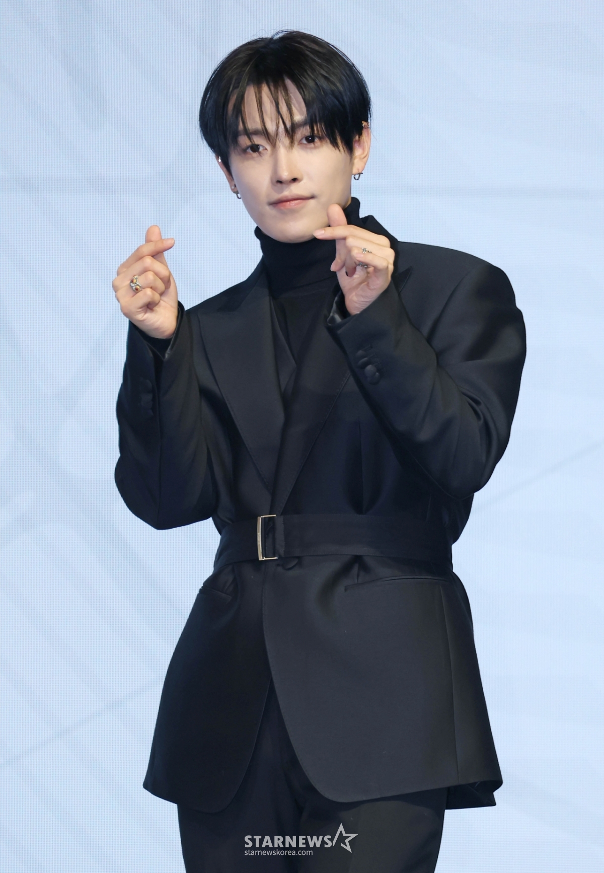 에이티즈 홍중 '여심 잡는 손하트'[★포토]