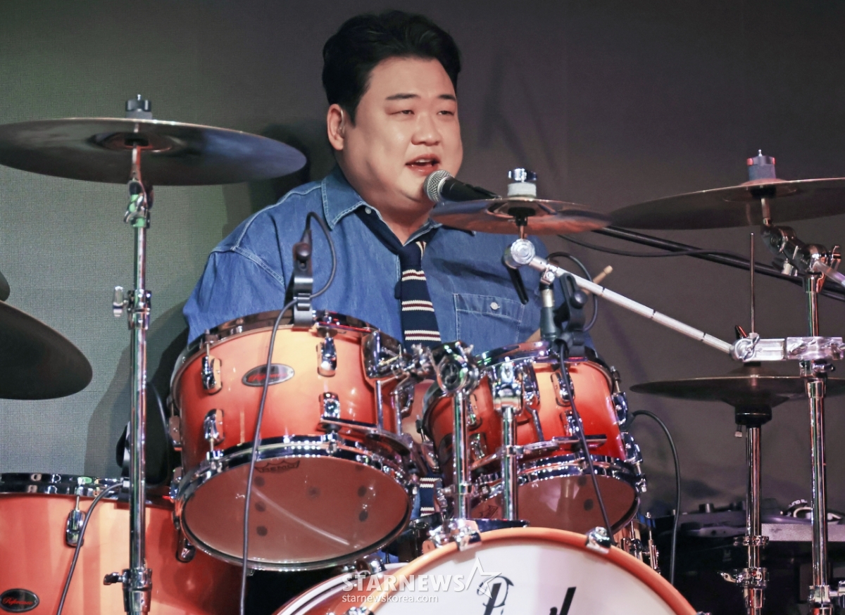 아묻따밴드 김준현 '드럼치고 노래하고'[★포토]