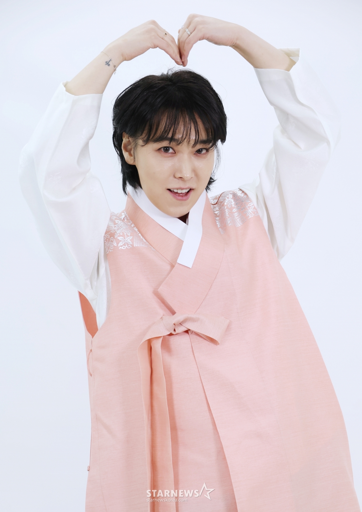 성민 '행복 가득한 병오년 되세요'[★포토]