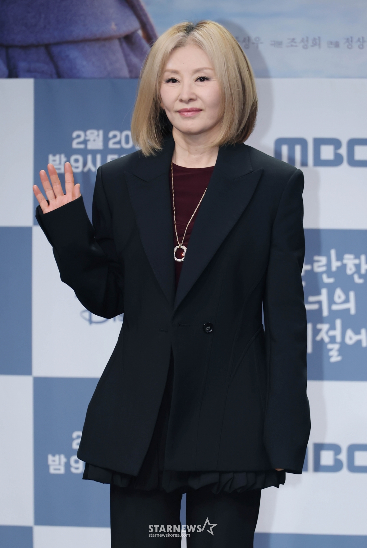 이미숙 '카리스마 넘치는 손인사'[★포토]