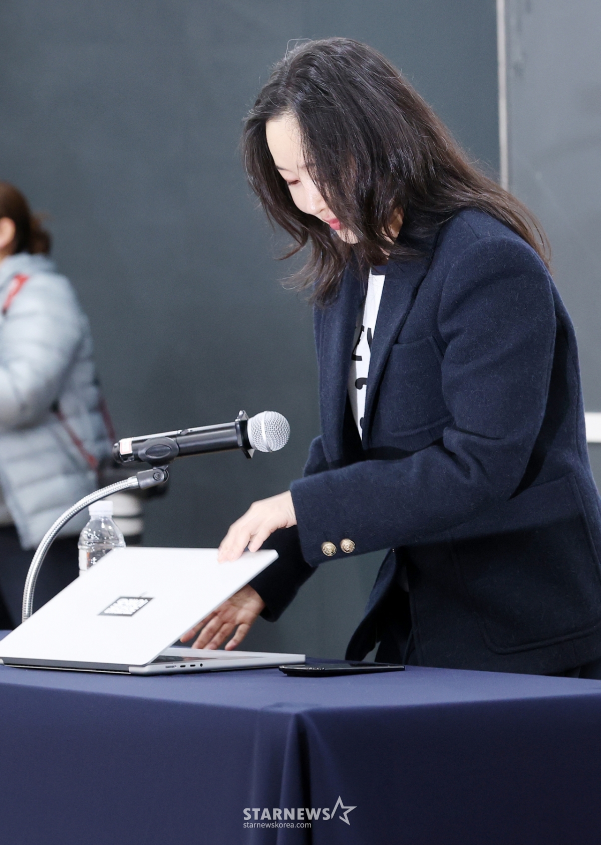 발언 마친뒤 바로 나서는 민희진[★포토]