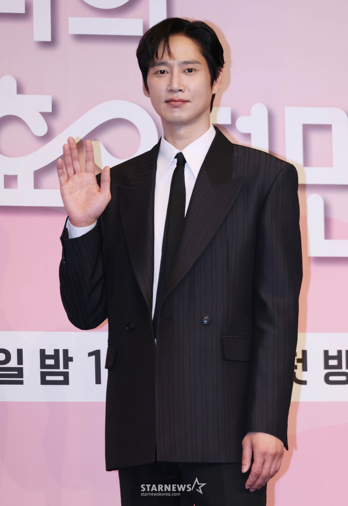 박성훈 '여유로운 손인사'[★포토]