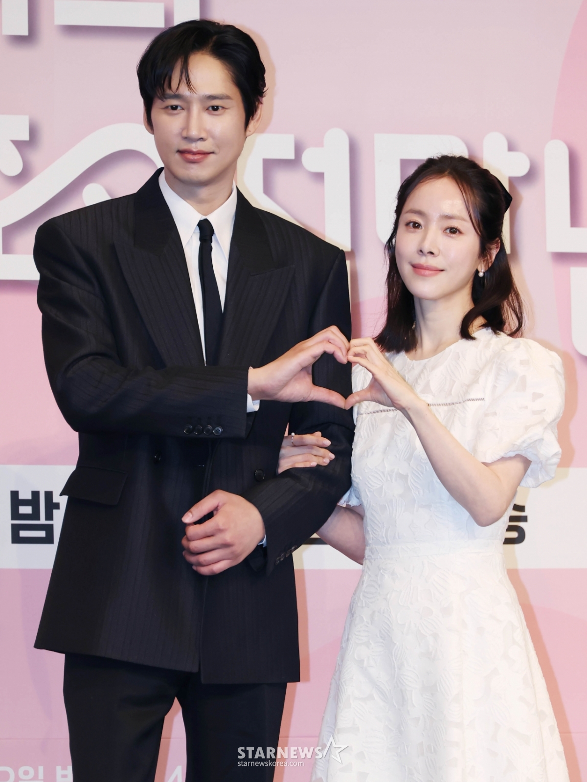 박성훈-한지민 '다정한 손하트'[★포토]