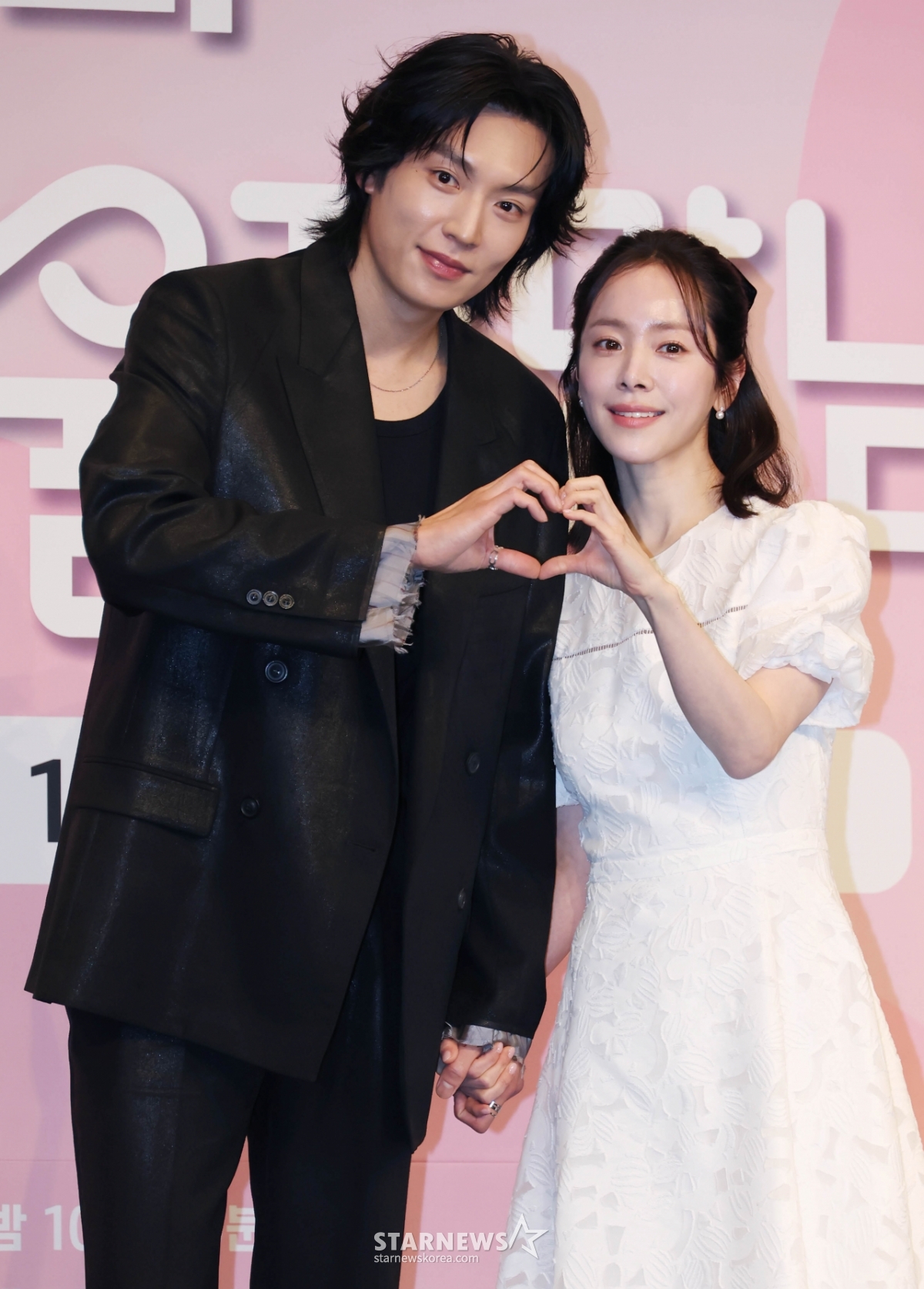 이기택-한지민 '다정한 손하트'[★포토]