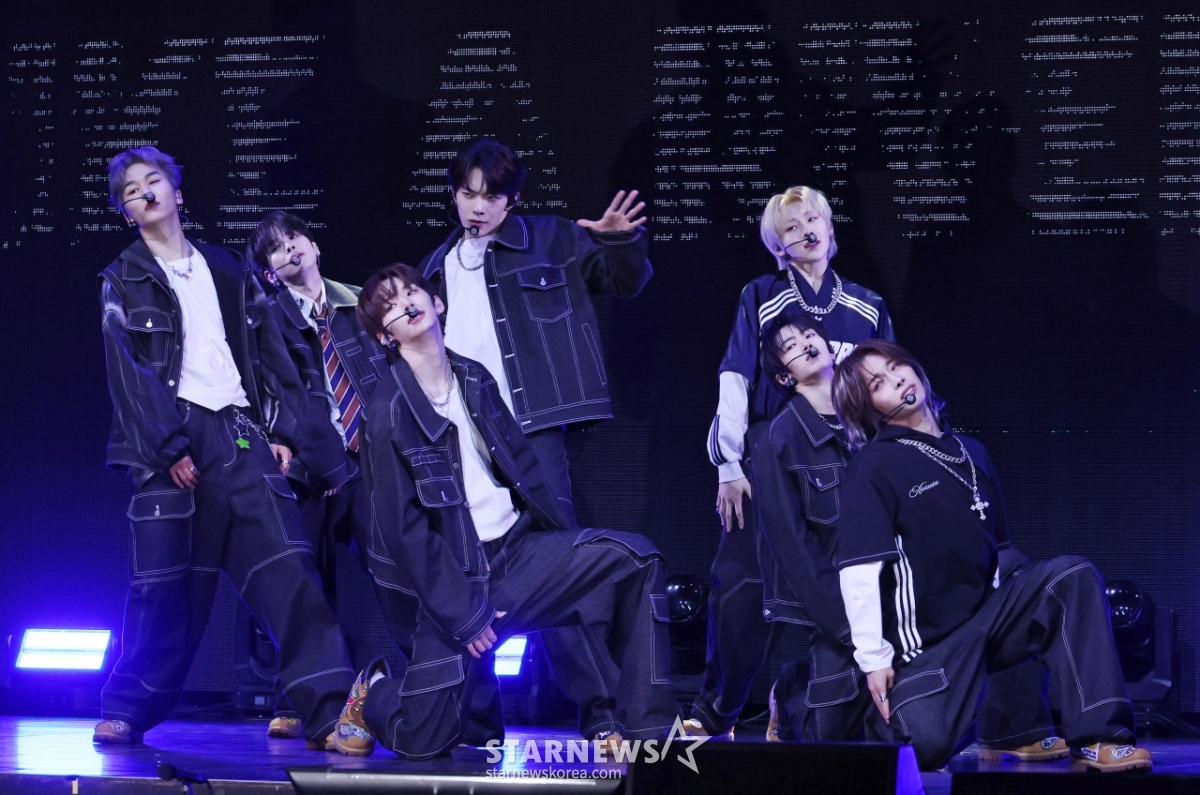 튜넥스 '압도적인 데뷔 무대'[★포토]