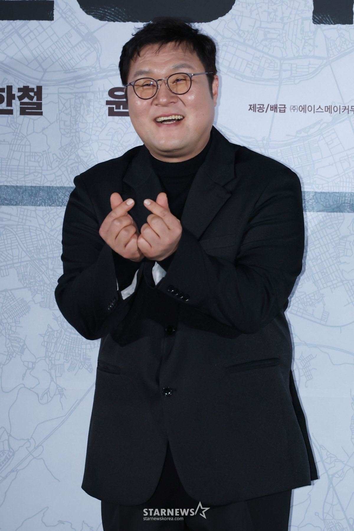 윤경호 '사랑스런 손하트'[★포토]