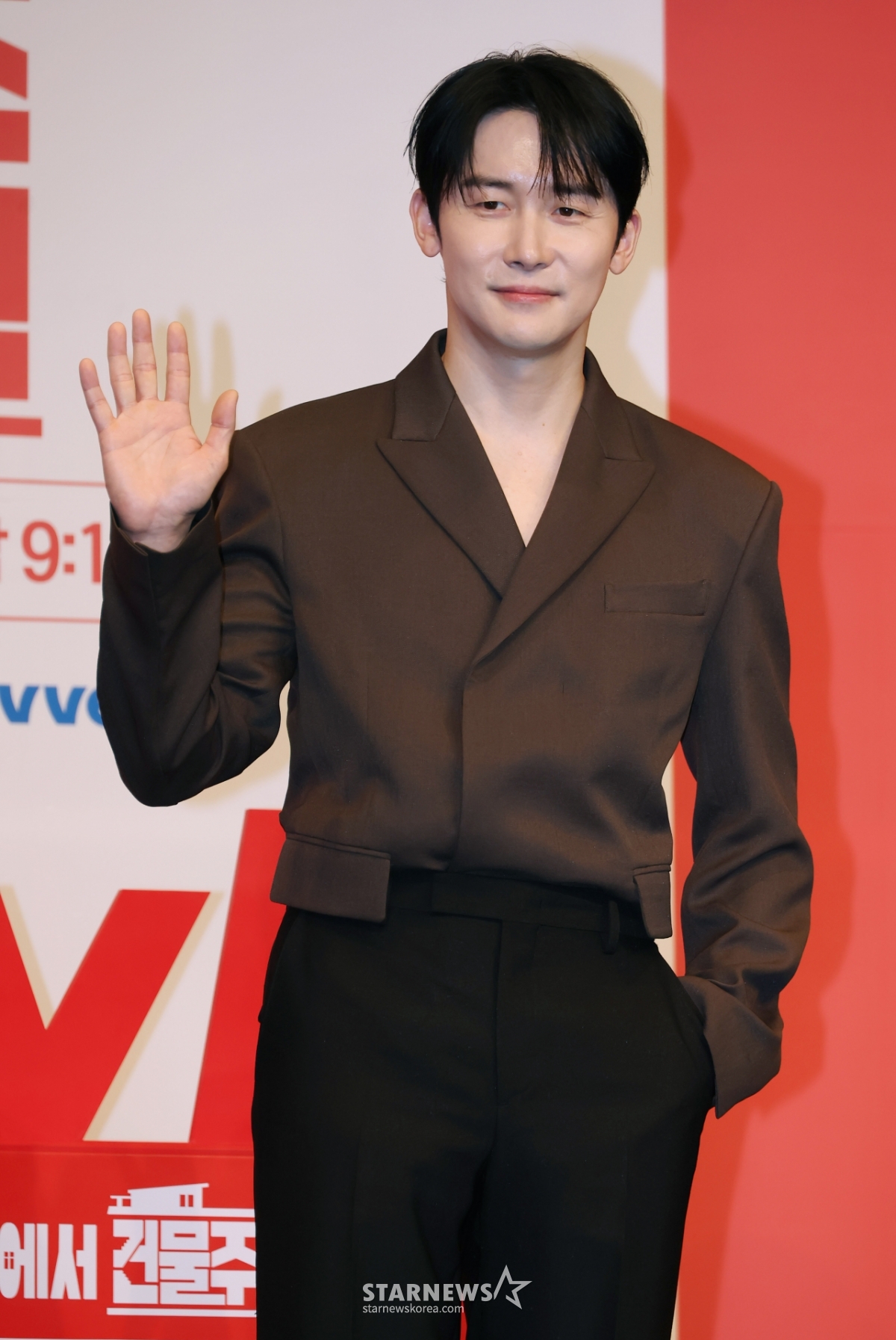 김준한 '여유로운 손인사'[★포토]