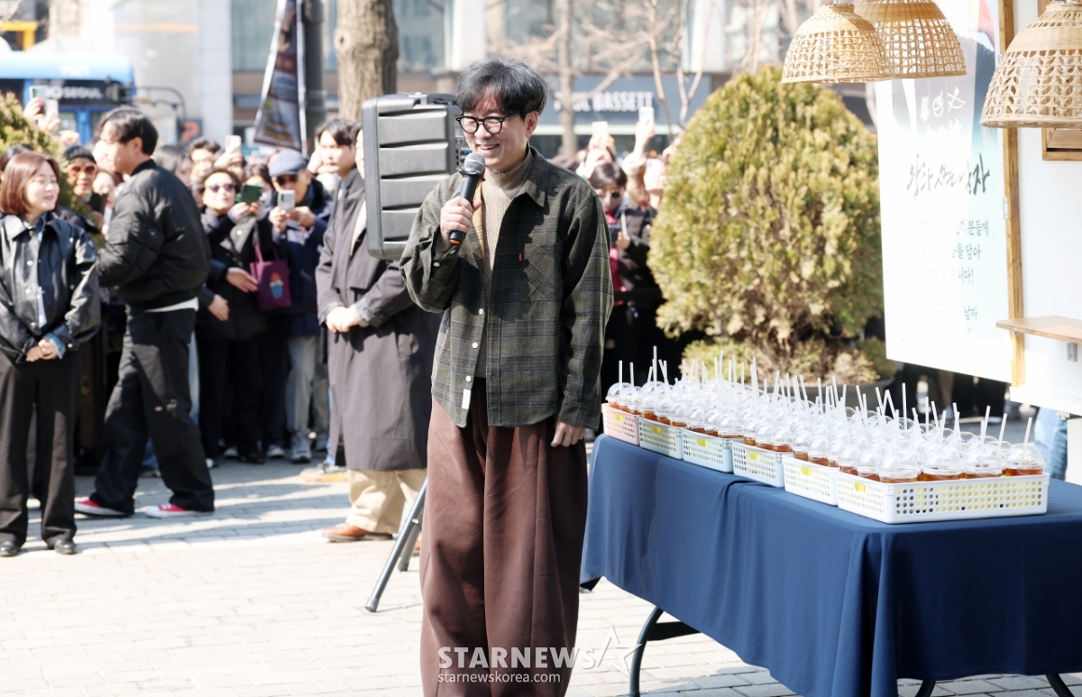 장항준 감독, '왕과 사는 남자' 1200만 돌파 이벤트[★포토]