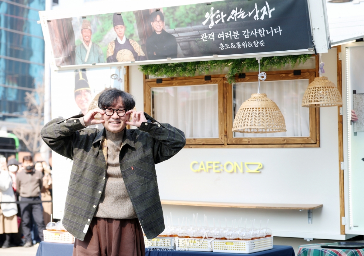 장항준, 1200만 감독의 귀여운 감사인사[★포토]