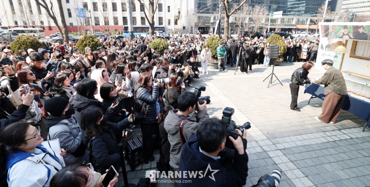 '왕과 사는 남자' 1200만 돌파 이벤트 몰린 관객들[★포토]