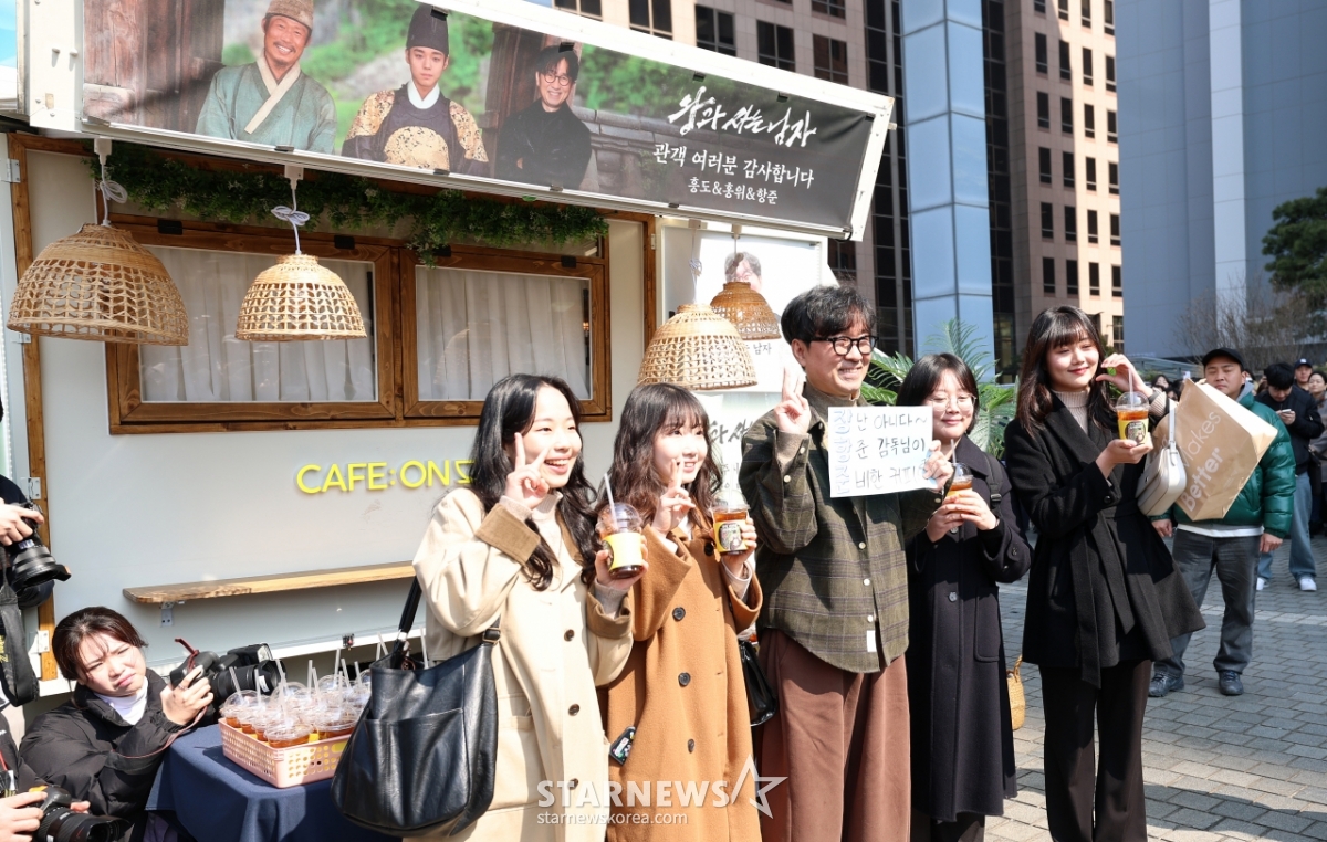 장항준 감독, 관객들과 감사한 기념촬영[★포토]