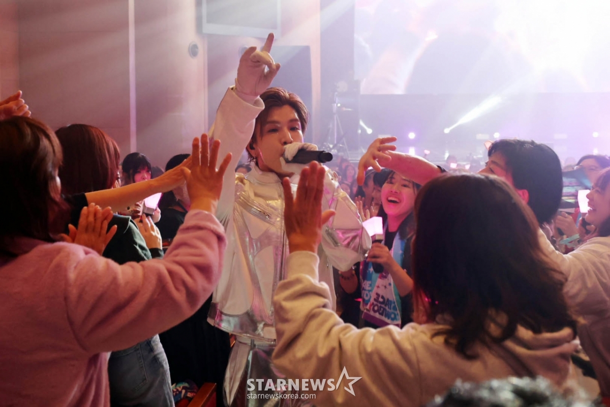 이와타 타카노리 '팬들과 교감중'[★포토]