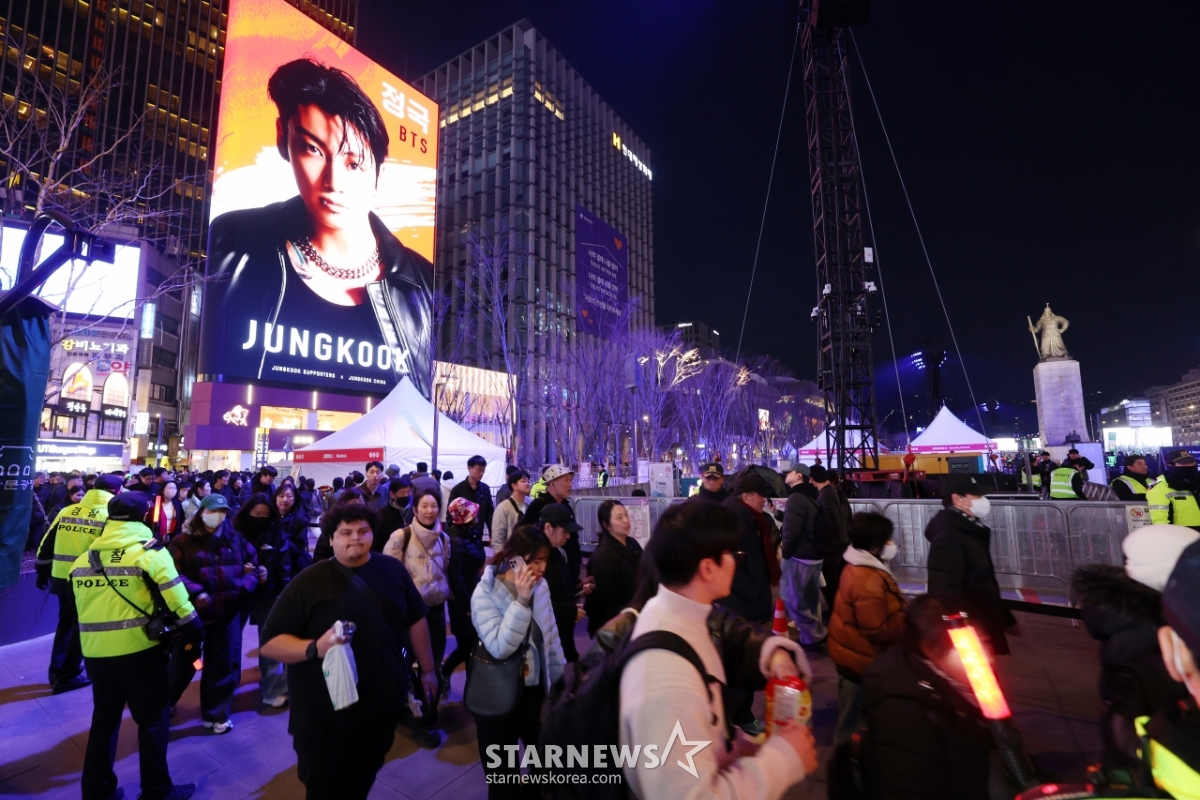 거대 전광판 아래 지나는 시민들[★포토]